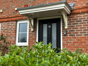 Heathrow Home - 4BR - Sleeps 6 - Free Parking - Work and Family Friendly