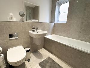 Heathrow Home - 4BR - Sleeps 6 - Free Parking - Work and Family Friendly