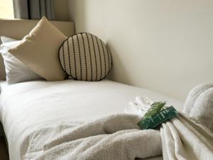 Heathrow Home - 4BR - Sleeps 6 - Free Parking - Work and Family Friendly