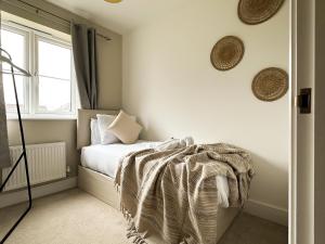 Heathrow Home - 4BR - Sleeps 6 - Free Parking - Work and Family Friendly