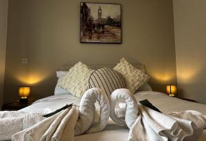 Heathrow Home - 4BR - Sleeps 6 - Free Parking - Work and Family Friendly