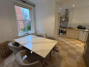 2BR Chelsea mansion flat