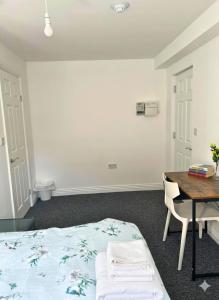 Home with 7 En-Suites & 4 Kitchens in Reading