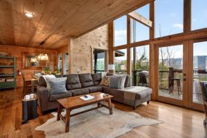 The Wedded Nest Views Huge Hot Tub Game Room