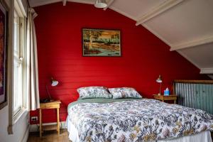 Buttercup Oasis Rustic Cabin Hot Tub and Firepit