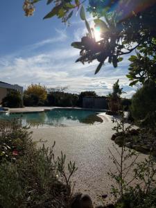 LHacienda Piscine chauffée à 28, spa, boulodrome et court de Tennis privés, 2 villas indépendantes