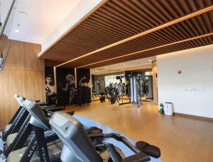 Luxury 1Br Park Mckinley BGC with Pool & Gym