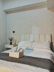 Luxury 1Br Park Mckinley BGC with Pool & Gym