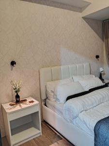 Luxury 1Br Park Mckinley BGC with Pool & Gym