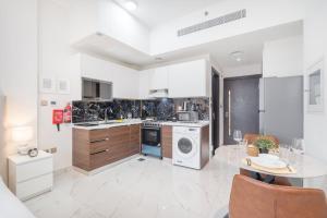 Free housekeeping visits during your stay - StayShort - Magnificent Studio Living in Al Barsha South