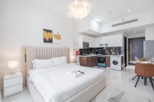 Free housekeeping visits during your stay - StayShort - Magnificent Studio Living in Al Barsha South