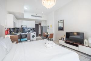 Free housekeeping visits during your stay - StayShort - Magnificent Studio Living in Al Barsha South