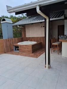 Casa Completa na Praia Brava 4 Suítes, Terraço com Vista para o Mar, Acomoda 18 Pessoas