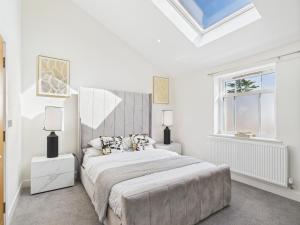 Modern Townhouse with Garden and Log Fire