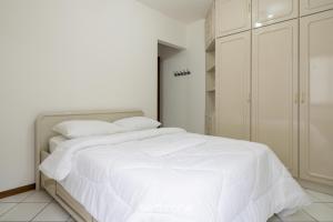 Apto c varanda a 250m Praia Central ERJ101