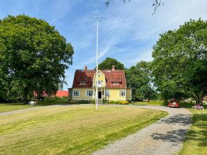 Historic Vicarage By The Lake In Dalskog