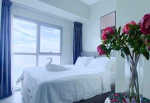 2BR With Magnificent Bayview GARDEN View Near Okada, Solaire, Airports, Free Parking