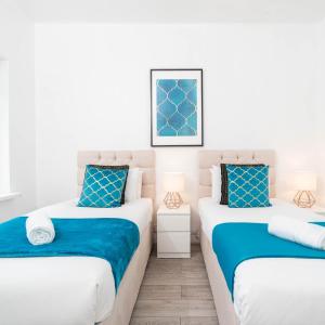 Spacious Five Bed House - Parking - Sleeps 13 - Terrace - Netflix Wi-Fi 974PS