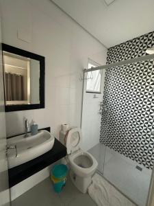 Casa agradável com piscina há 1 quadra da praia.