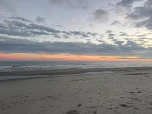 5 OClock Somewhere, dogs ok, quick walk to Ocean