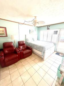 5 OClock Somewhere, dogs ok, quick walk to Ocean