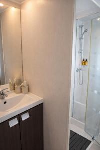 Cottage flottant spa privatif en option Port de Plaisance proche Centre