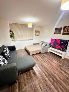 2 Bed Apartment, Free Parking, Broad St Bham City Centre, Sleeps 4