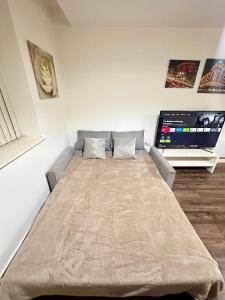 2 Bed Apartment, Free Parking, Broad St Bham City Centre, Sleeps 4