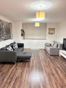 2 Bed Apartment, Free Parking, Broad St Bham City Centre, Sleeps 4