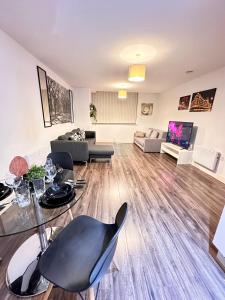 2 Bed Apartment, Free Parking, Broad St Bham City Centre, Sleeps 4
