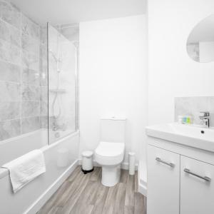 Two Bed Apartment - Sleeps 3 - WiFi, TV & Parking Included 57C