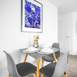 Modern Two Bed Apartment - Sleeps 3 - WiFi & Parking Included 57C