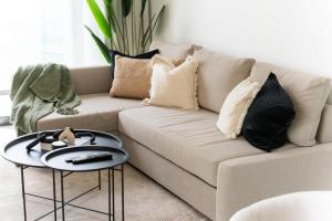 Free housekeeping visits during your stay - StayShort-Elegant 1 Bedroom City View Apartment Square Tower JVC