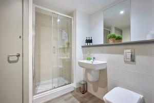 Waterfront Apartment Walk to Liverpool Attractions