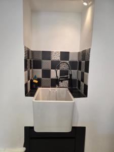 Élégance sur la Place Arago, Vue exceptionnelle