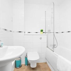 Three Bed House - Parking - Garden - Fast Wi-Fi 19LL