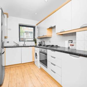 Three Bed House - Parking - Garden - Fast Wi-Fi 19LL