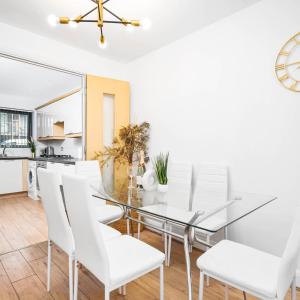 Three Bed House - Parking - Garden - Fast Wi-Fi 19LL