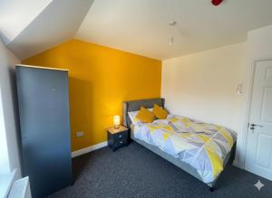 Home with 7 En-Suites & 4 Kitchens in Reading