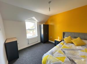 Home with 7 En-Suites & 4 Kitchens in Reading