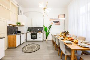Prague Days - Four Bedroom Apartment with Workspace and 250Mbs WiFi in New Town