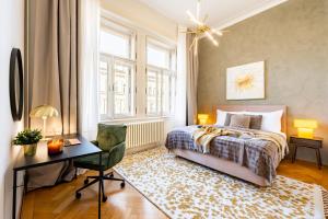 Prague Days - Four Bedroom Apartment with Workspace and 250Mbs WiFi in New Town