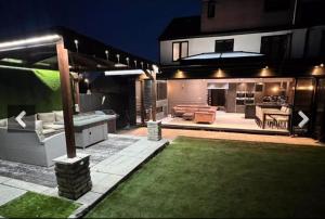 Elegant 6 bedroom Family Home, 2x corner Jacuzzi bath in LUTON