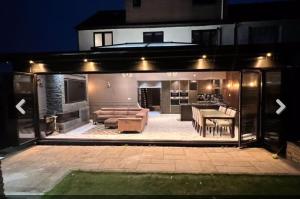 Elegant 6 bedroom Family Home, 2x corner Jacuzzi bath in LUTON