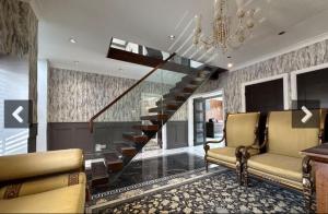 Elegant 6 bedroom Family Home, 2x corner Jacuzzi bath in LUTON