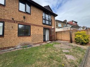 Modern 1 Bed Flat in London with Private Parking!