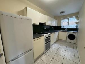 Modern 1 Bed Flat in London with Private Parking!