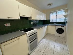 Modern 1 Bed Flat in London with Private Parking!