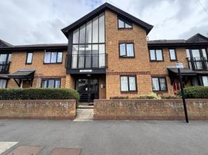 Modern 1 Bed Flat in London with Private Parking!