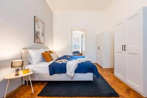 Prague Days - Riverside Two-Bedroom Apartment with Workspace in New Town